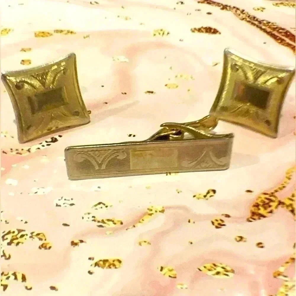 Gold Plated Cufflinks and Tie Clip - Picture 3 of 5